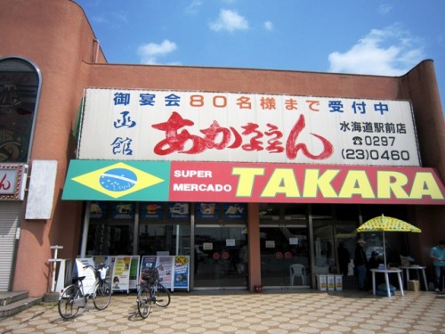 居酒屋「あかちょうちん」の下にあるブラジリアン・スーパー「TAKARA」