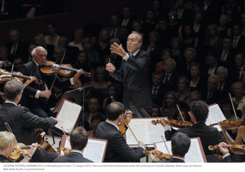 アバド氏が指揮するオーケストラの様子。 Photo: Peter Fischli, LUCERNE FESTIVAL